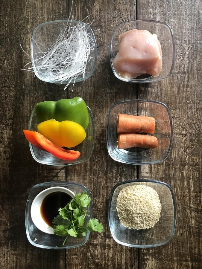 Sałatka tajska z kurczakiem i makaronem