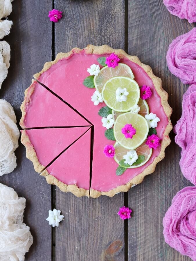Wegańska tarta z malinami i limonką